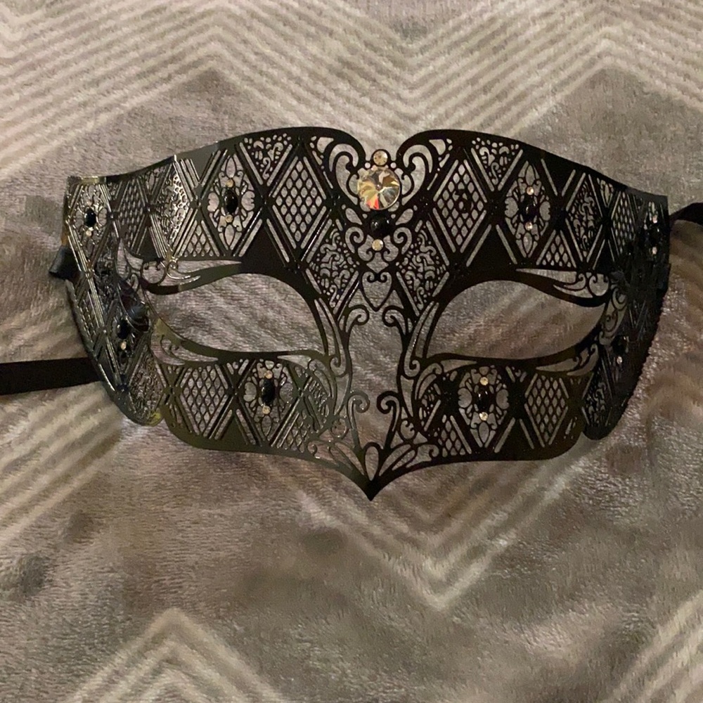 Metal laser cut men’s masquerade mask